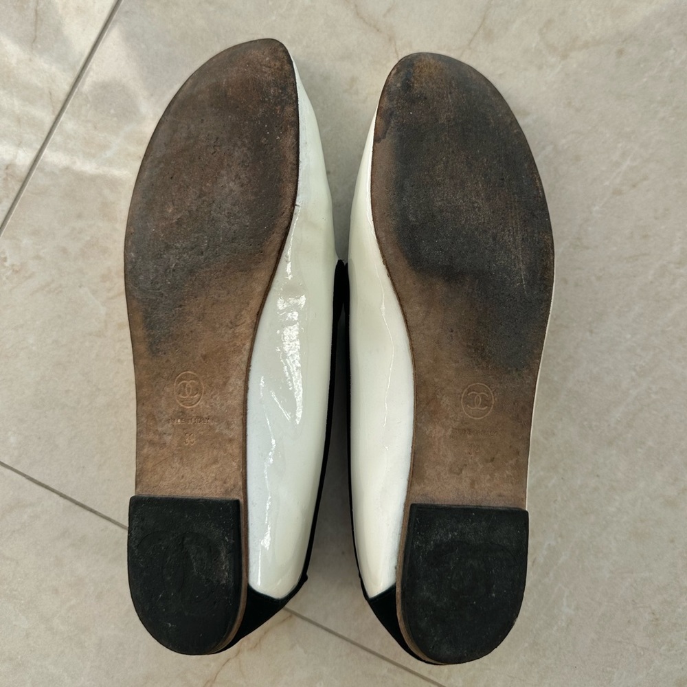 CHANEL IVORY PATENT LOAFERS SILVER CC LOGO - Picture 5 of 7
